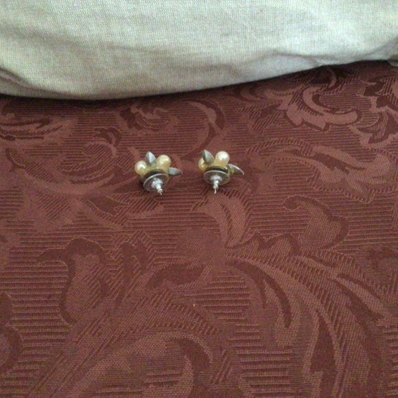 Stunning Pearl and Swarovski Petal Cut Cluster Stud Earrings - Picture 5 of 5